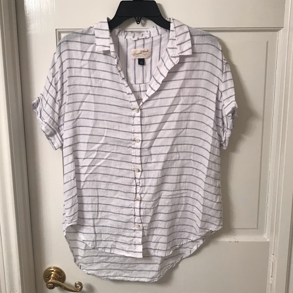 Universal Thread collard short sleeve shirt.